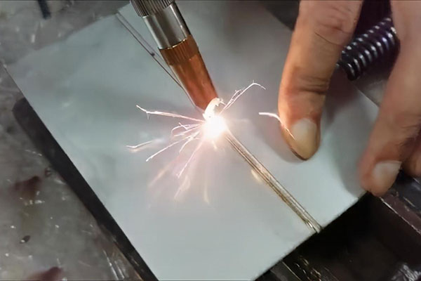 手持式激光焊接機與傳統(tǒng)焊接機比有什么優(yōu)勢？